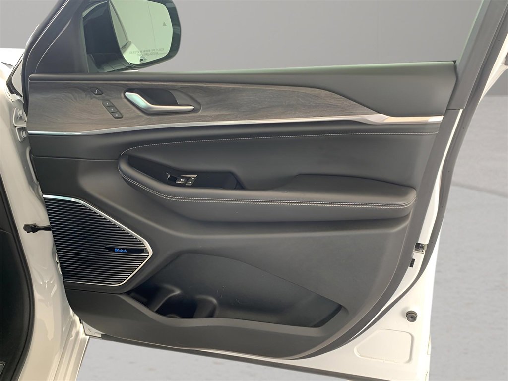 Used 2022 Jeep Grand Cherokee Overland w/ Luxury Tech Group IV image 32