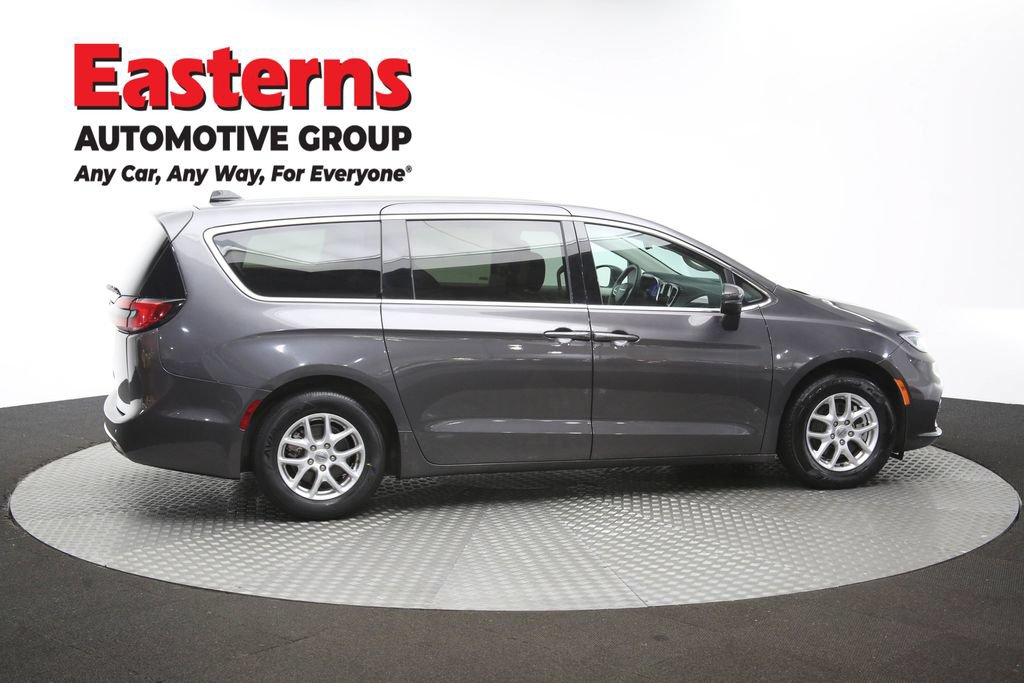 Used 2023 Chrysler Pacifica Touring-L FWD image 45