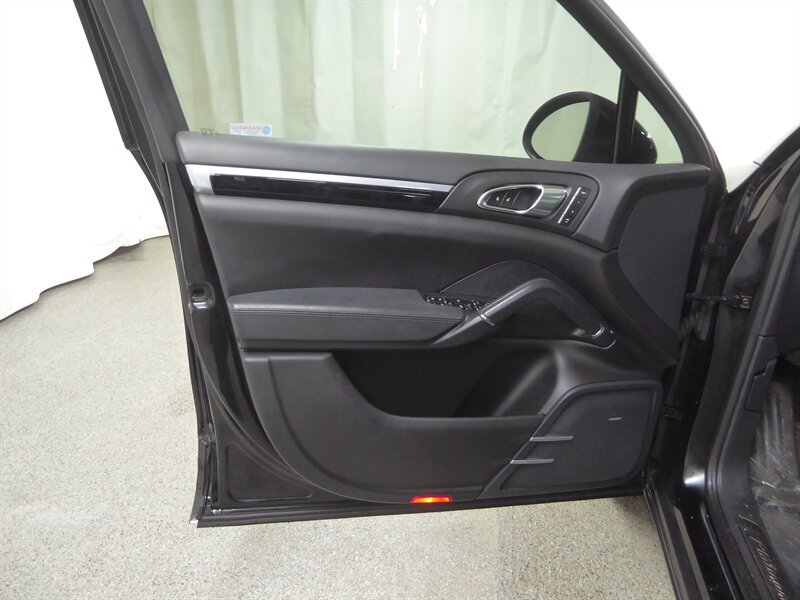 Used 2014 Porsche Cayenne AWD/4WD image 24