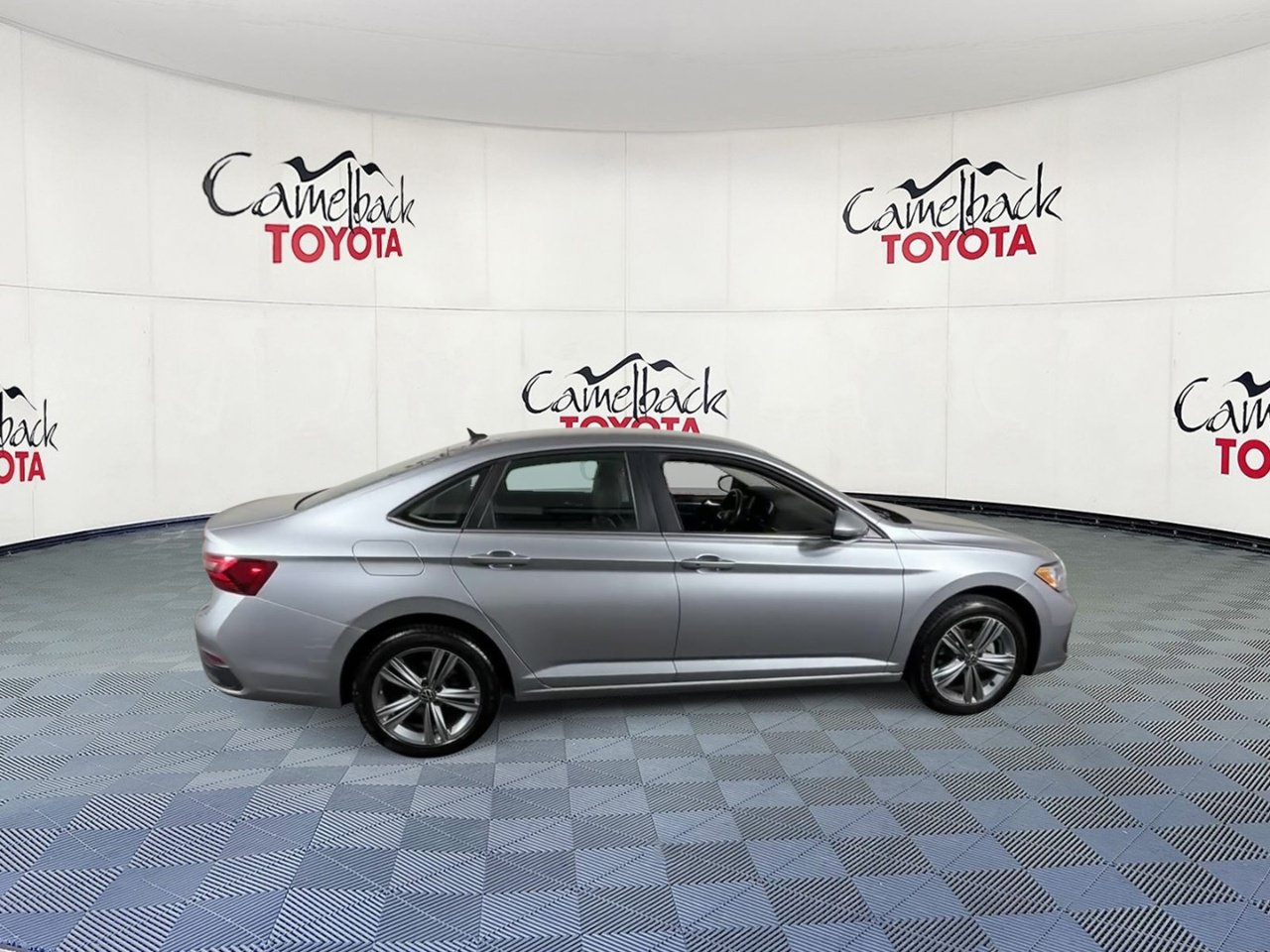 Used 2024 Volkswagen Jetta SE FWD image 3