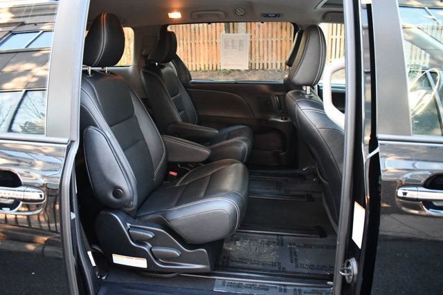 Used 2020 Toyota Sienna SE image 31