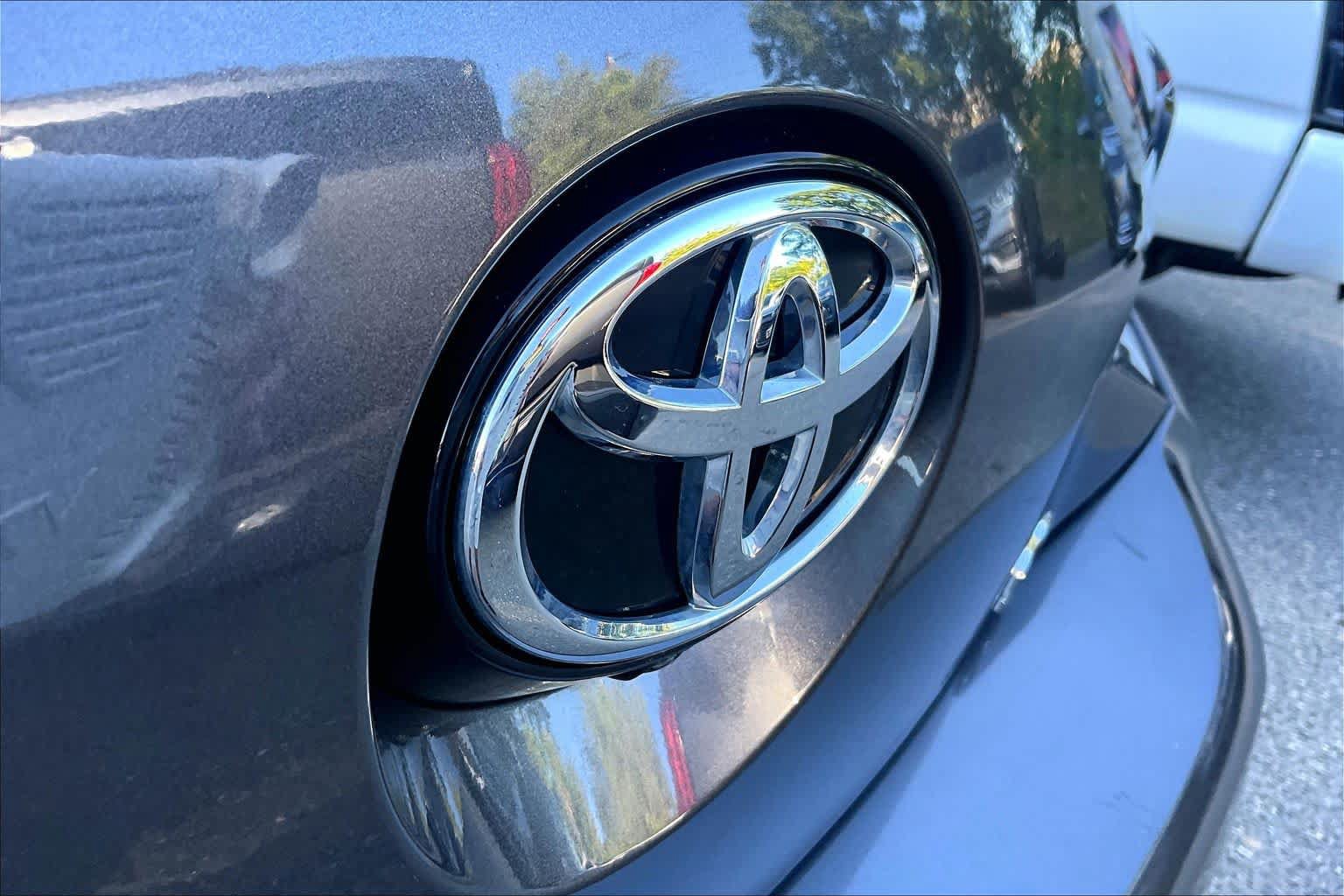Used 2025 Toyota Corolla SE w/ SE Package FWD image 29