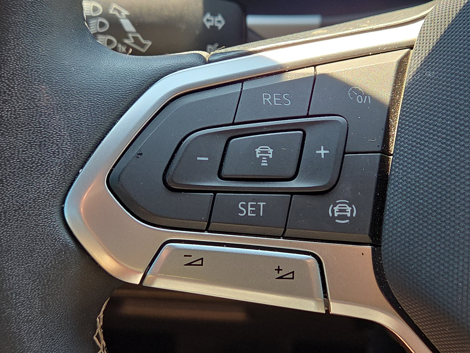 Used 2023 Volkswagen Atlas Cross Sport SE AWD/4WD image 21
