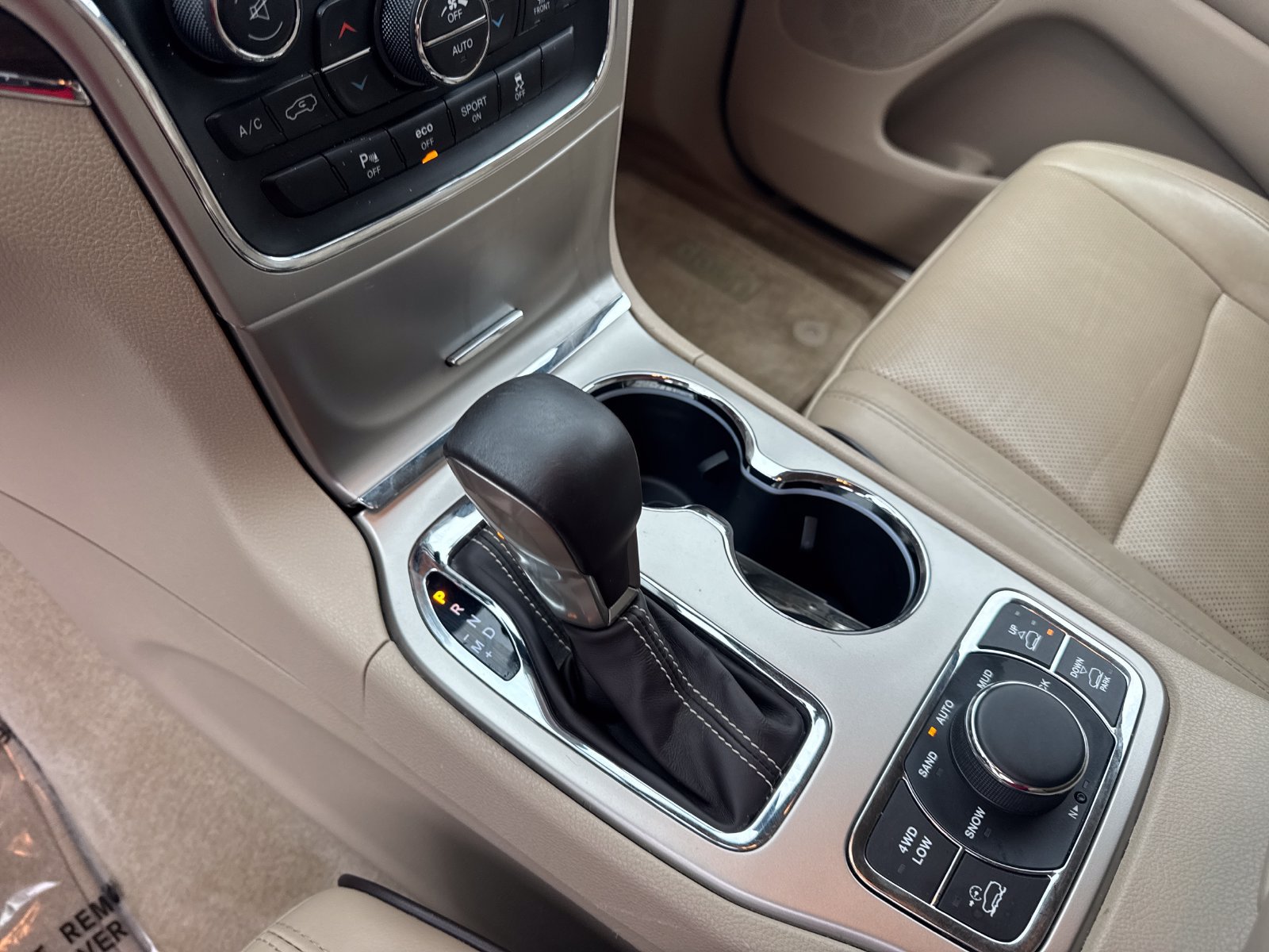 Used 2017 Jeep Grand Cherokee Overland AWD/4WD image 13