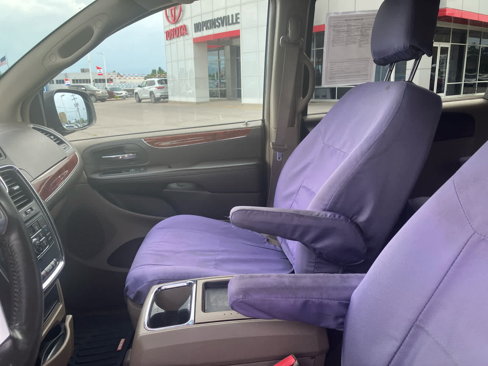 Used 2013 Chrysler Town & Country Touring FWD image 10