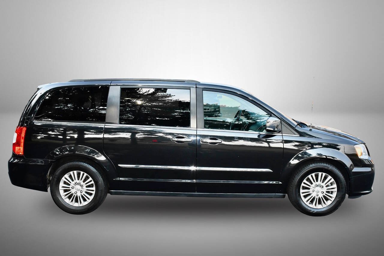 Used 2015 Chrysler Town & Country Touring-L w/ Driver Convenience Group FWD image 8