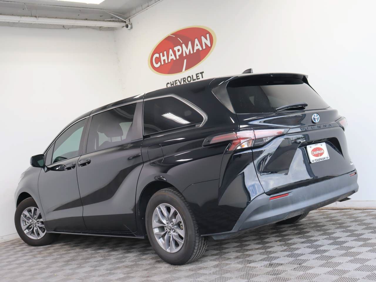 Used 2023 Toyota Sienna LE FWD image 4