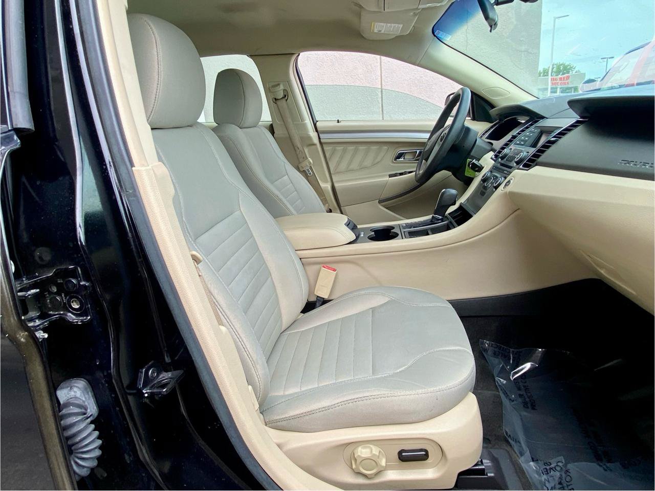 Used 2017 Ford Taurus SE FWD image 21