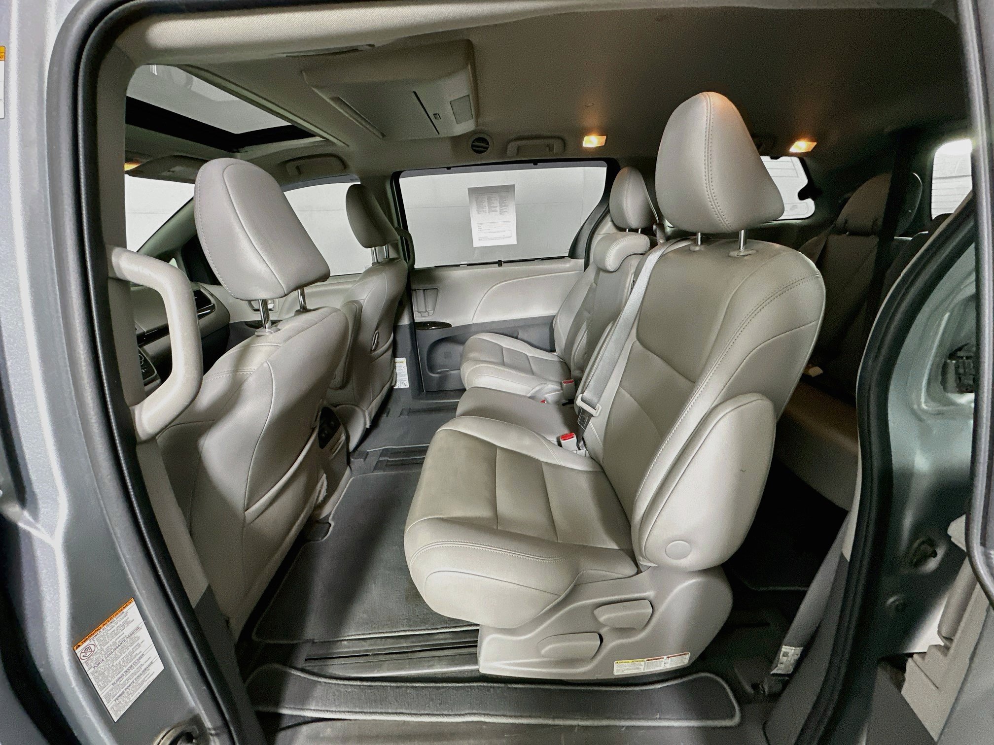 Used 2020 Toyota Sienna XLE Premium FWD image 26