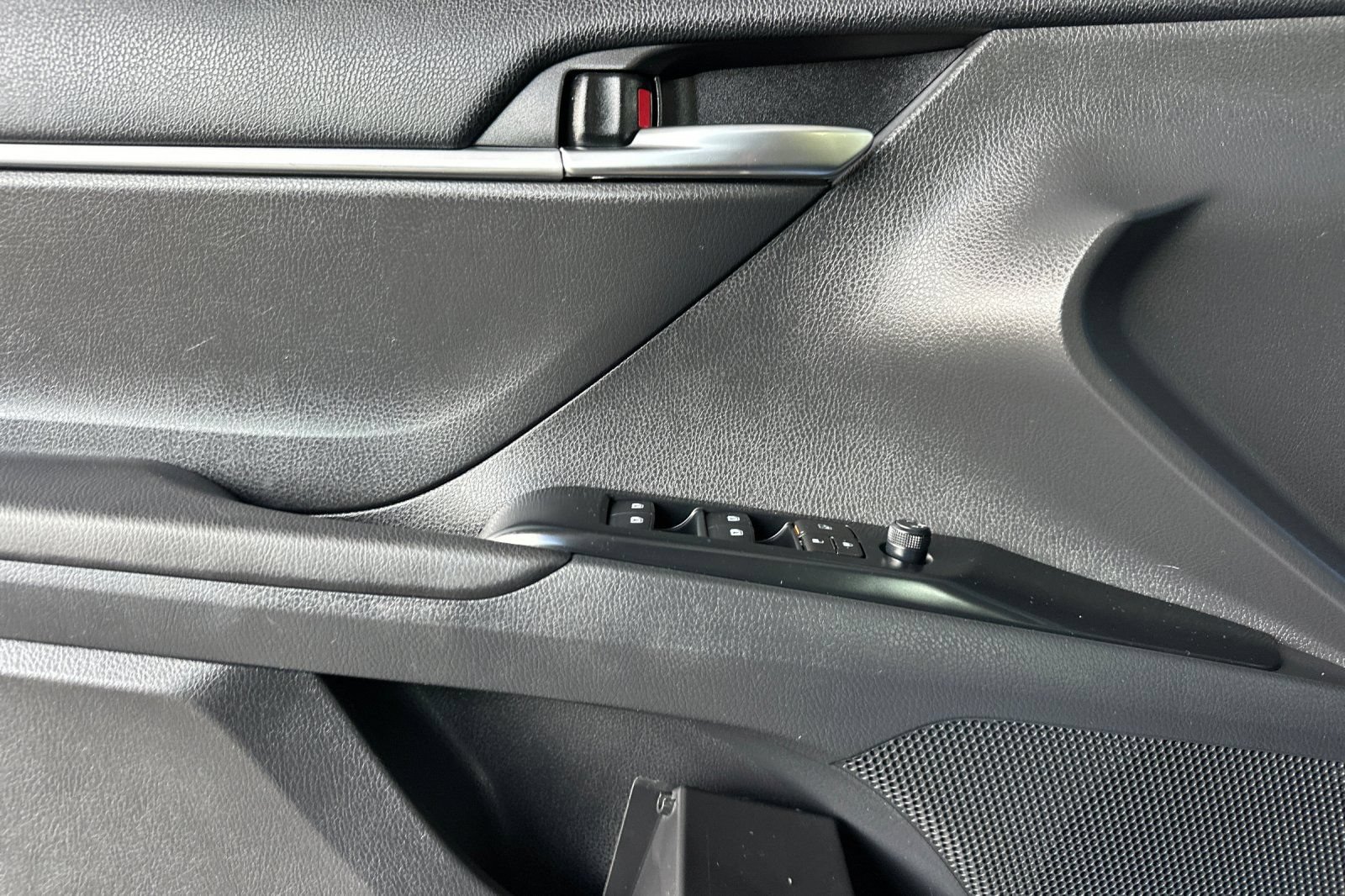 Used 2018 Toyota Camry SE FWD image 11