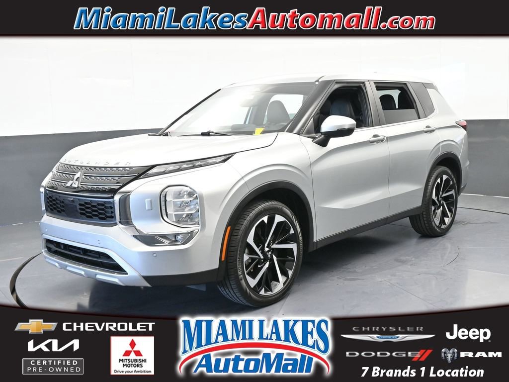Used 2022 Mitsubishi Outlander SE image 1