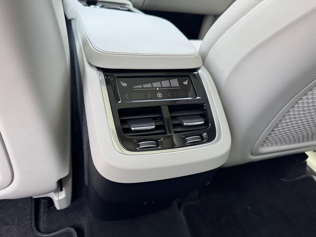 Certified 2023 Volvo XC90 B6 Plus AWD/4WD image 11