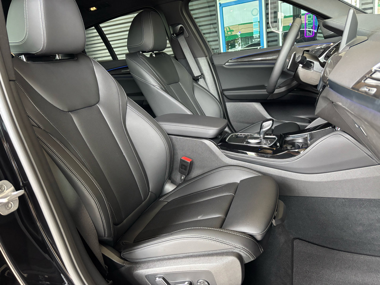 Used 2025 BMW X4 M40i w/ Premium Package image 21