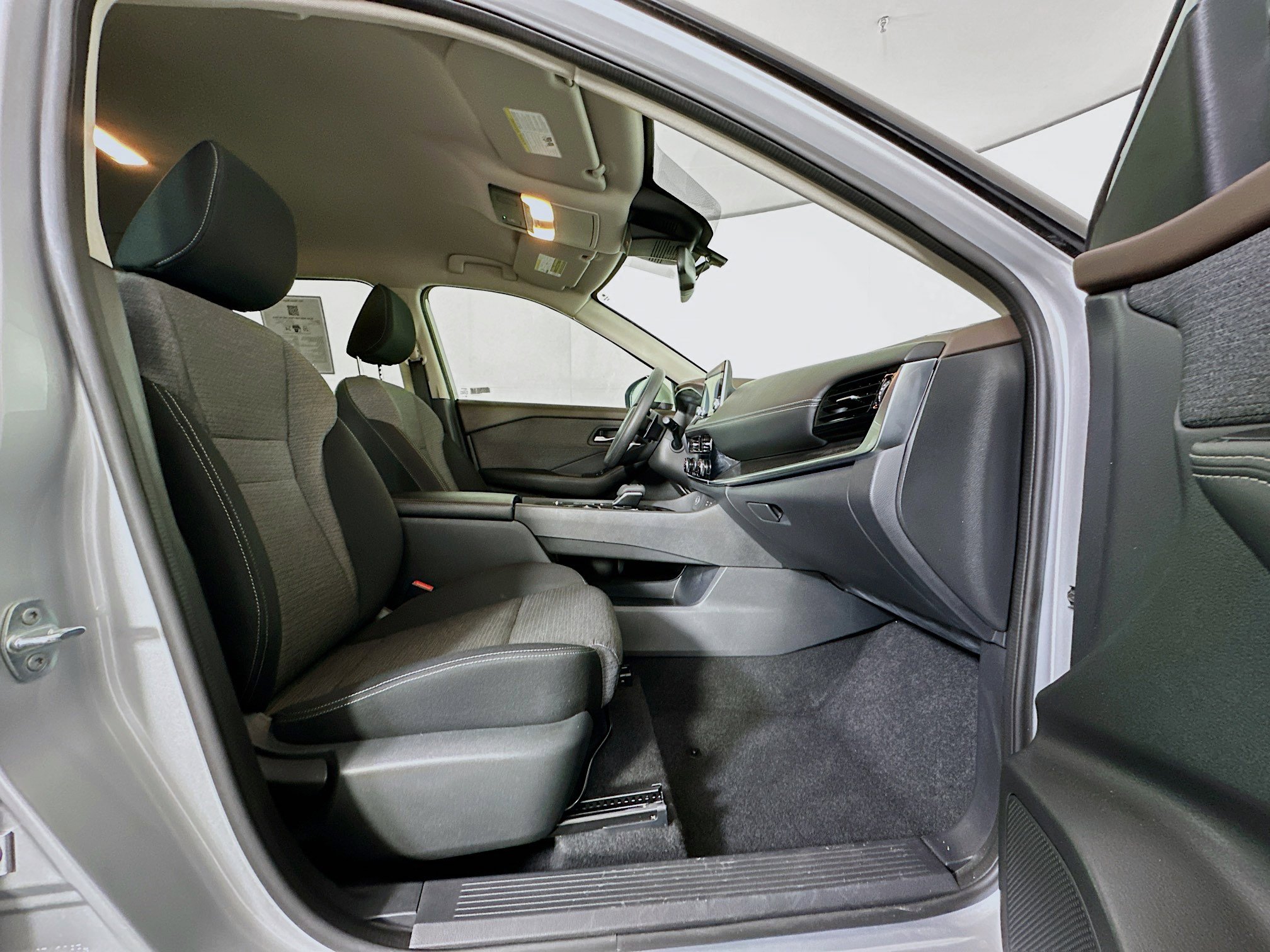 Used 2021 Nissan Rogue SV image 31