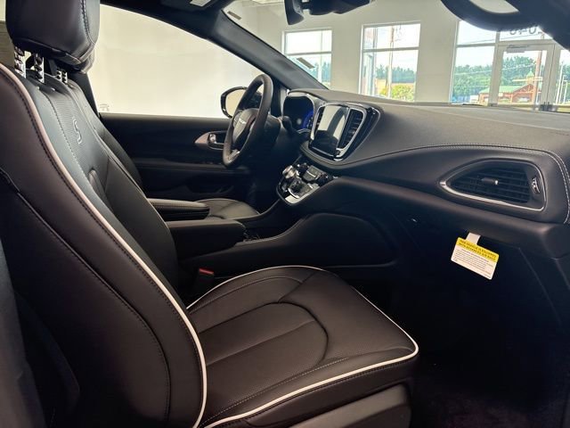 New 2026 Chrysler Pacifica Limited w/ S Appearance Package image 25