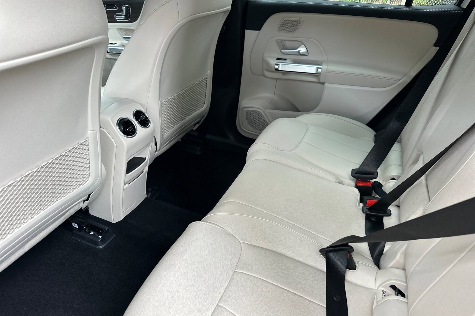 Used 2025 Mercedes-Benz EQB 300 4MATIC image 28