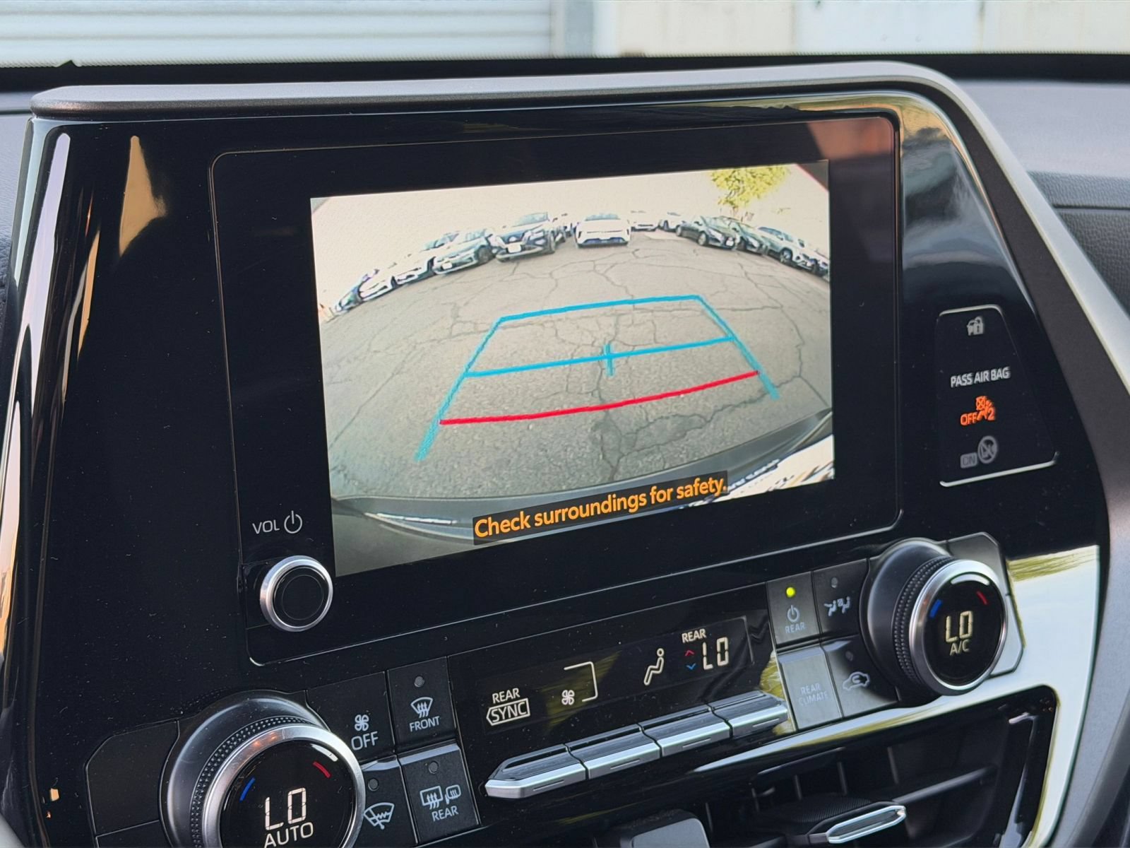 Used 2025 Toyota Highlander LE FWD image 25