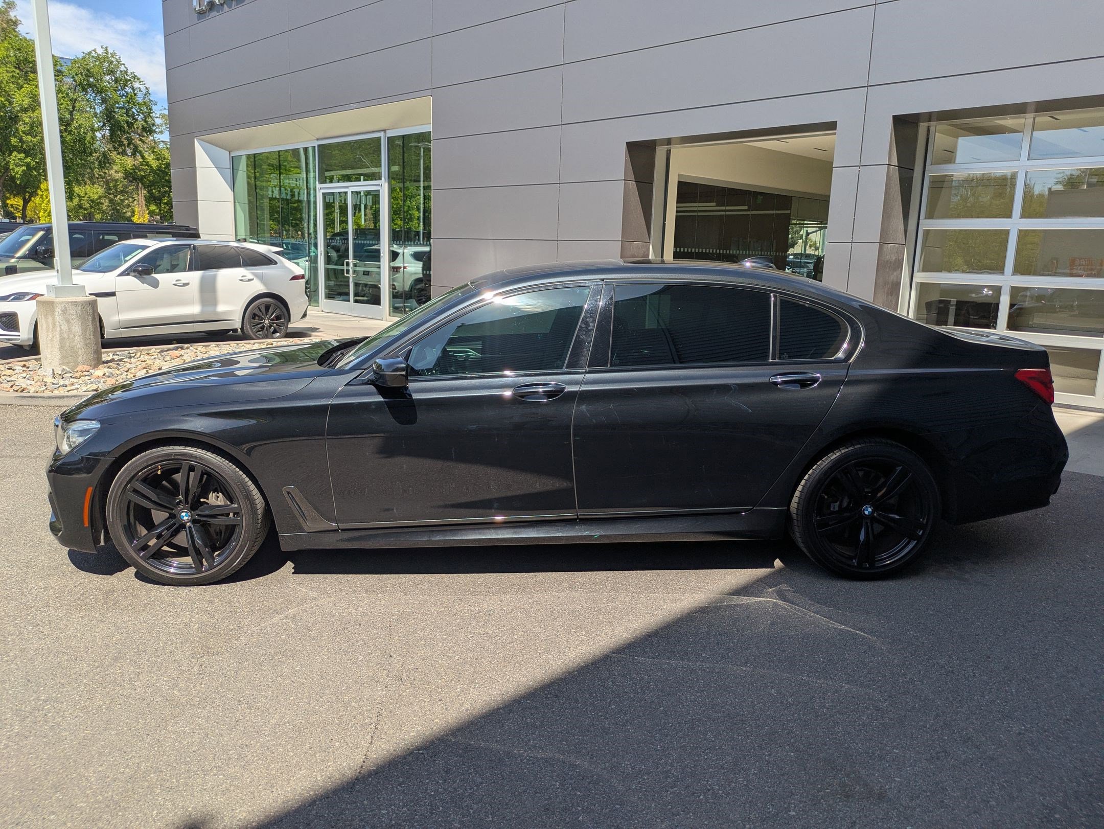 Used 2019 BMW 750i w/ M Sport Package RWD image 7