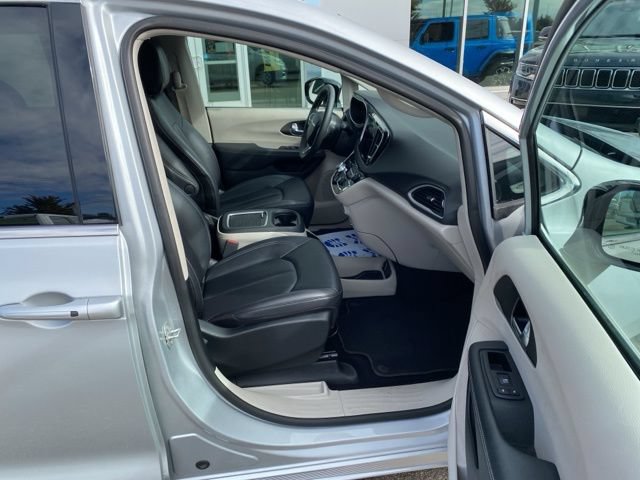 Used 2024 Chrysler Pacifica Touring-L FWD image 32