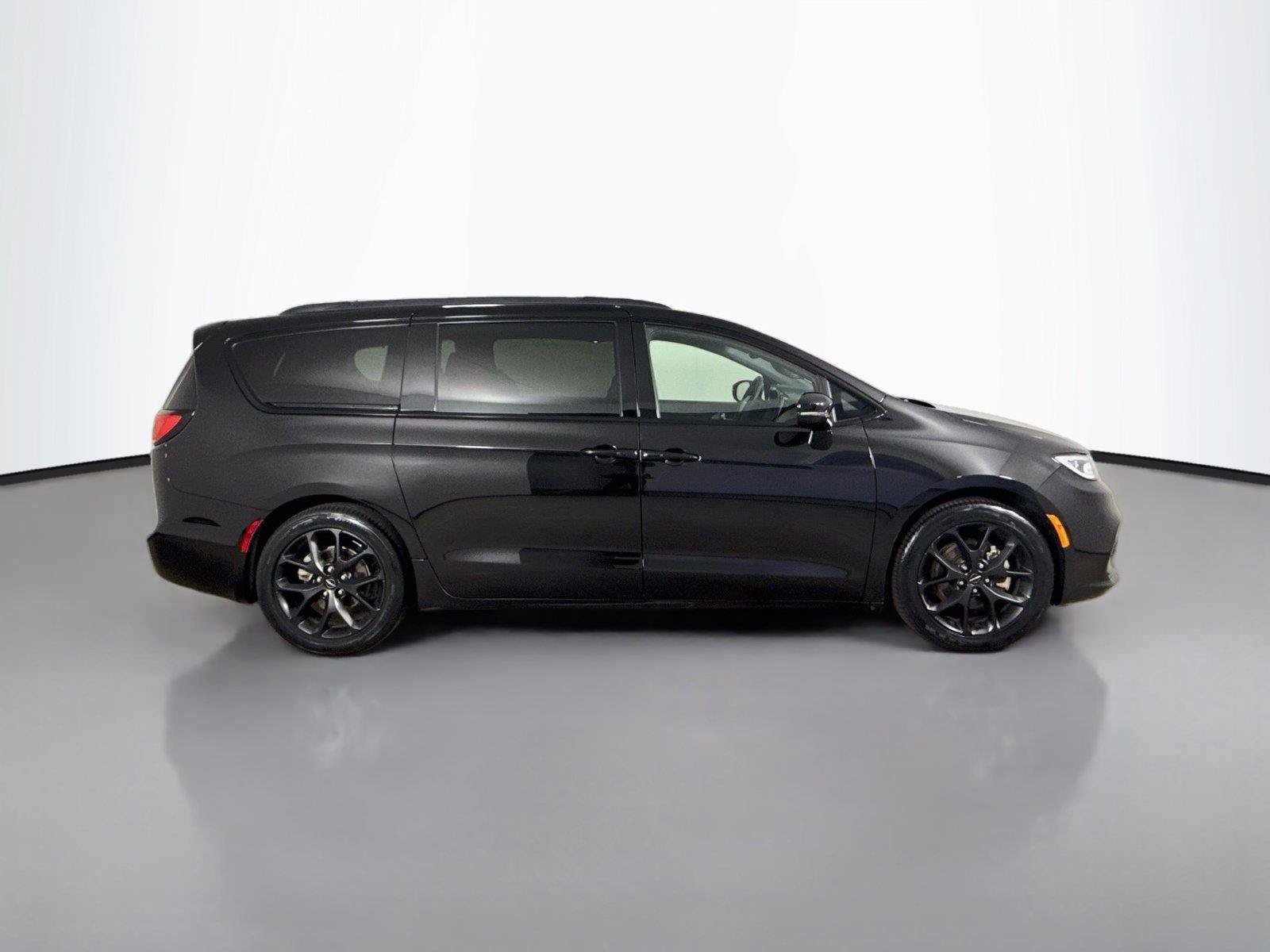 Used 2025 Chrysler Pacifica Limited FWD image 18