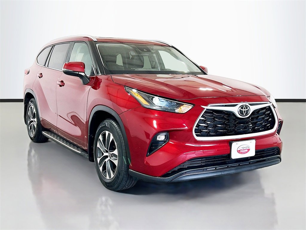 Used 2024 Toyota Highlander XLE image 3