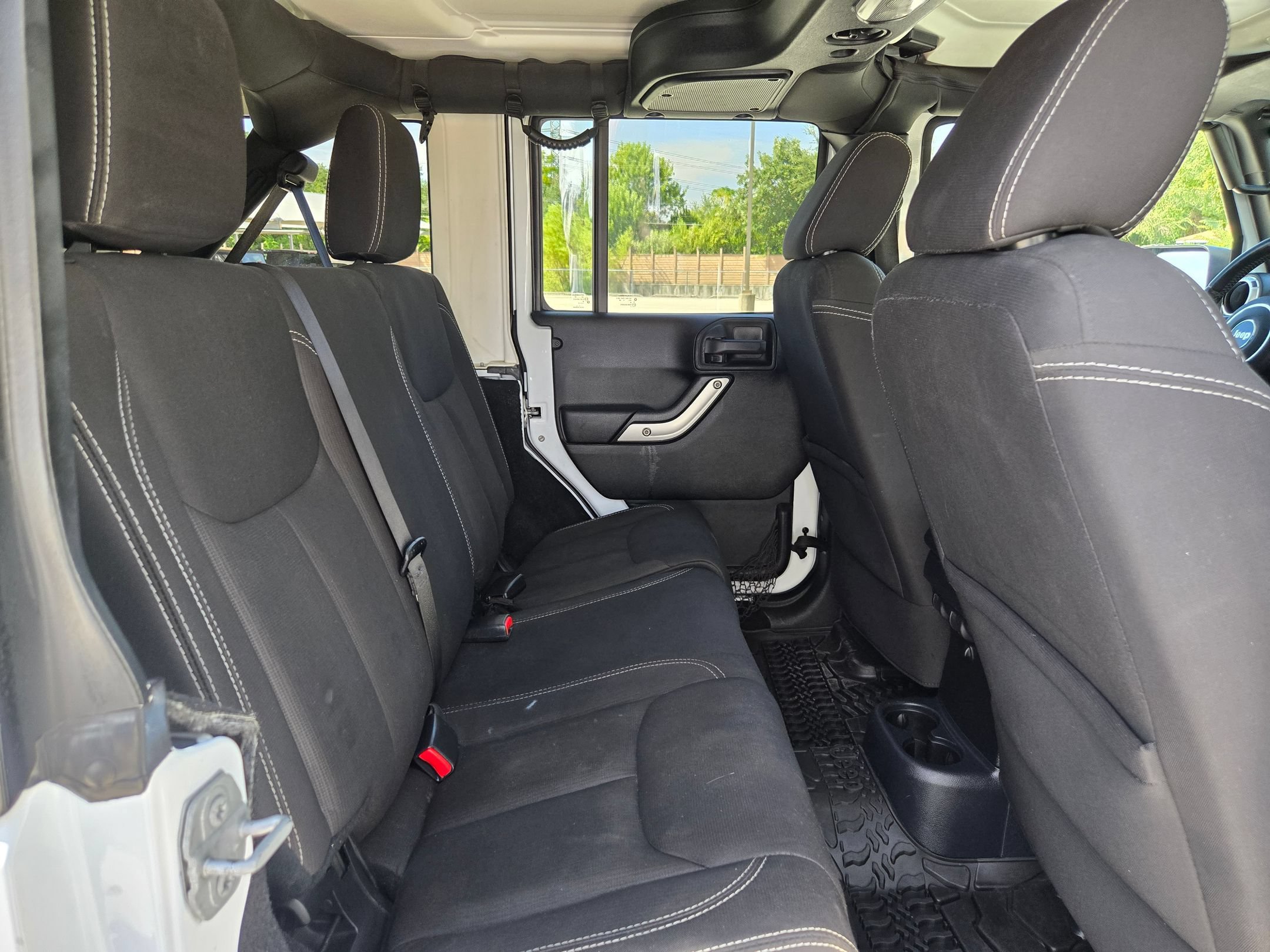 Used 2015 Jeep Wrangler Unlimited Rubicon w/ Connectivity Group AWD/4WD image 25