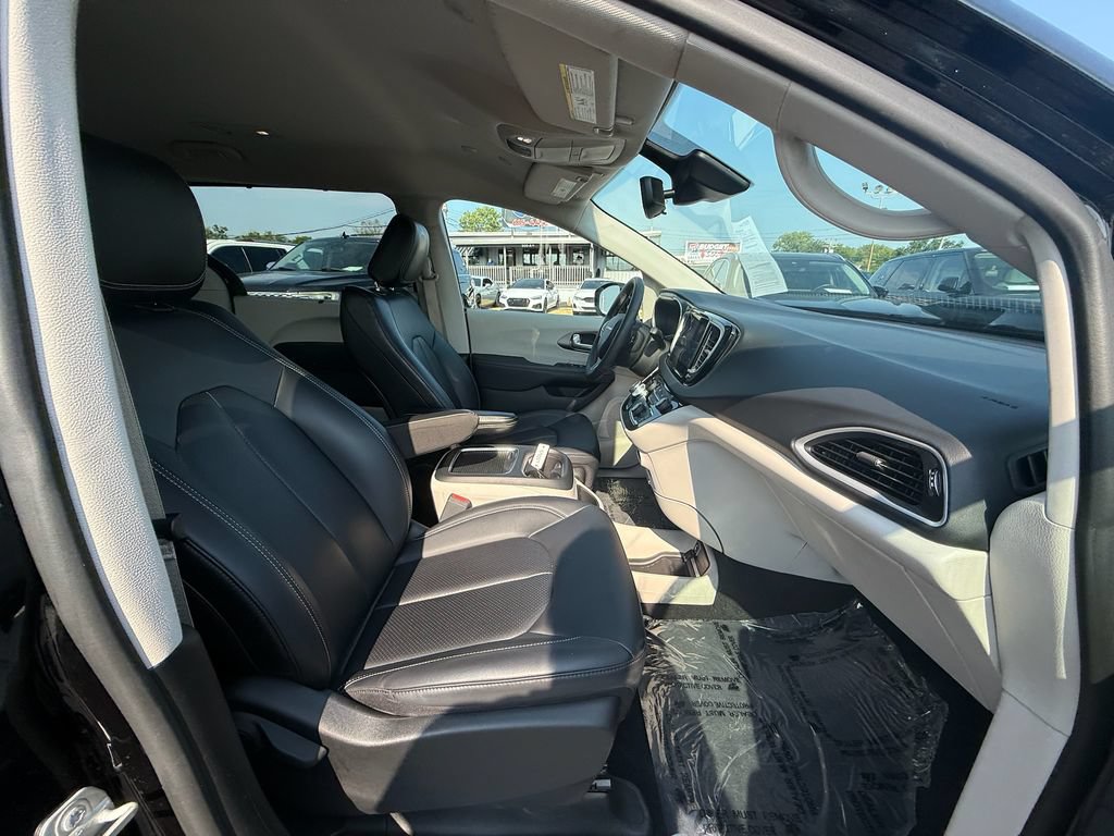 Used 2024 Chrysler Pacifica Touring-L FWD image 23