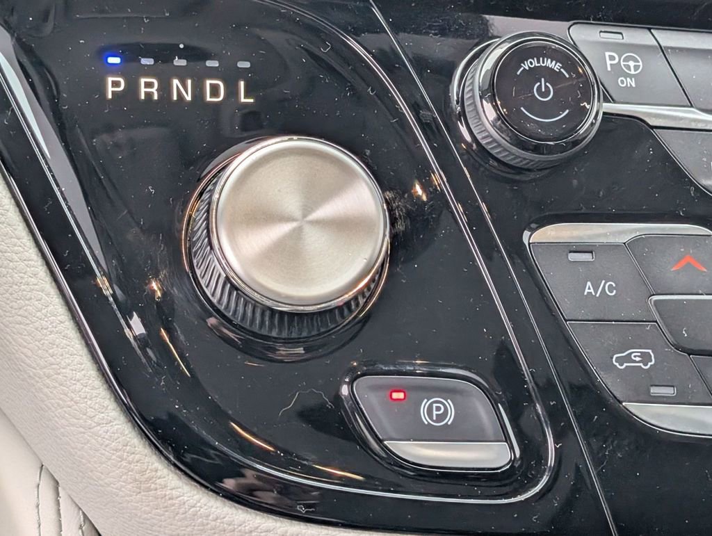 Used 2023 Chrysler Pacifica Touring-L image 32