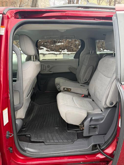 Used 2021 Toyota Sienna LE image 27