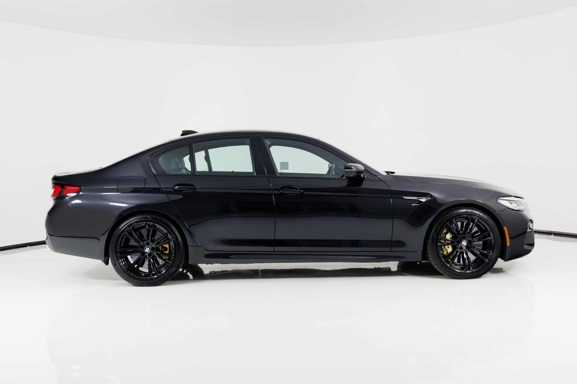 Used 2023 BMW M5 w/ Executive Package image 2