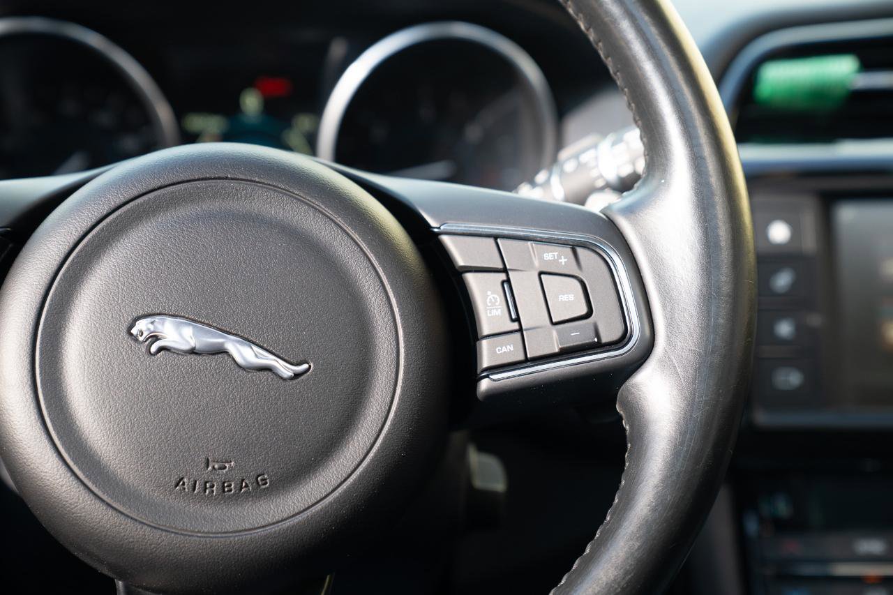 Used 2017 Jaguar F-PACE Premium image 40