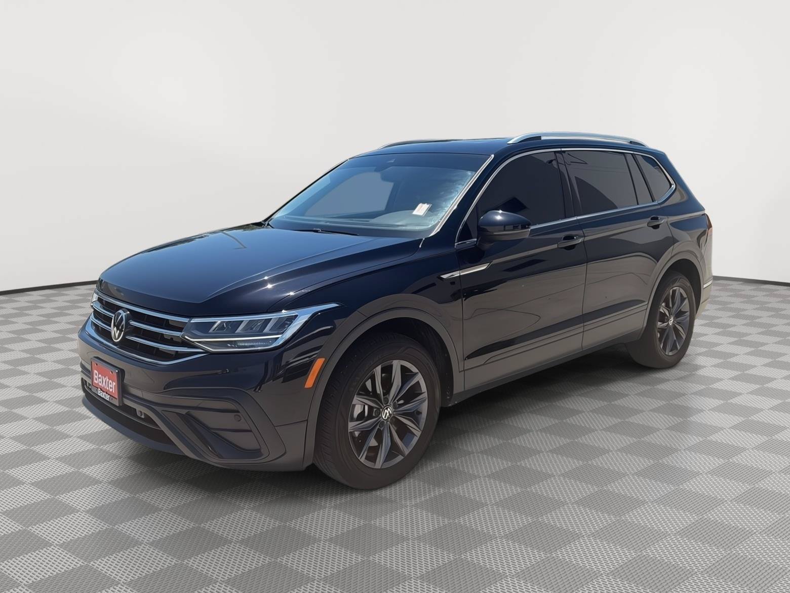 Certified 2023 Volkswagen Tiguan SE w/ Panoramic Sunroof Package AWD/4WD image 3