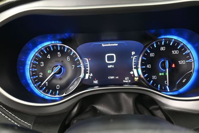 Used 2023 Chrysler Pacifica Touring-L w/ S Appearance Package FWD image 9