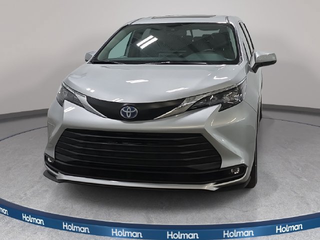 Certified 2025 Toyota Sienna XLE FWD image 2