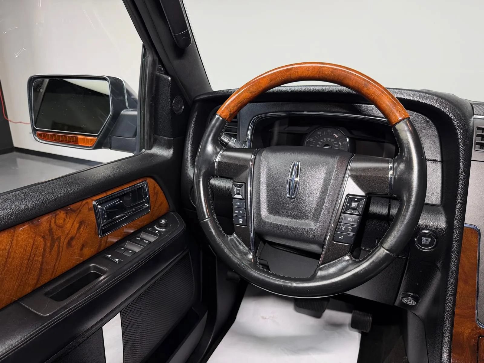 Used 2017 Lincoln Navigator L Select RWD image 26