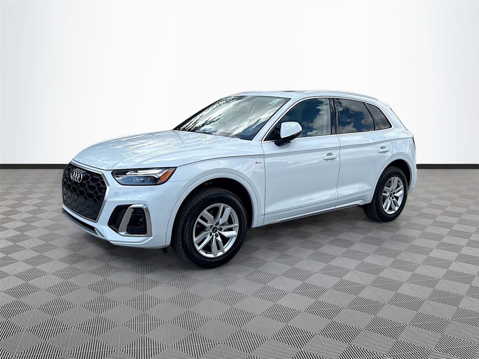 Certified 2023 Audi Q5 2.0T Premium w/ Convenience Package image 3