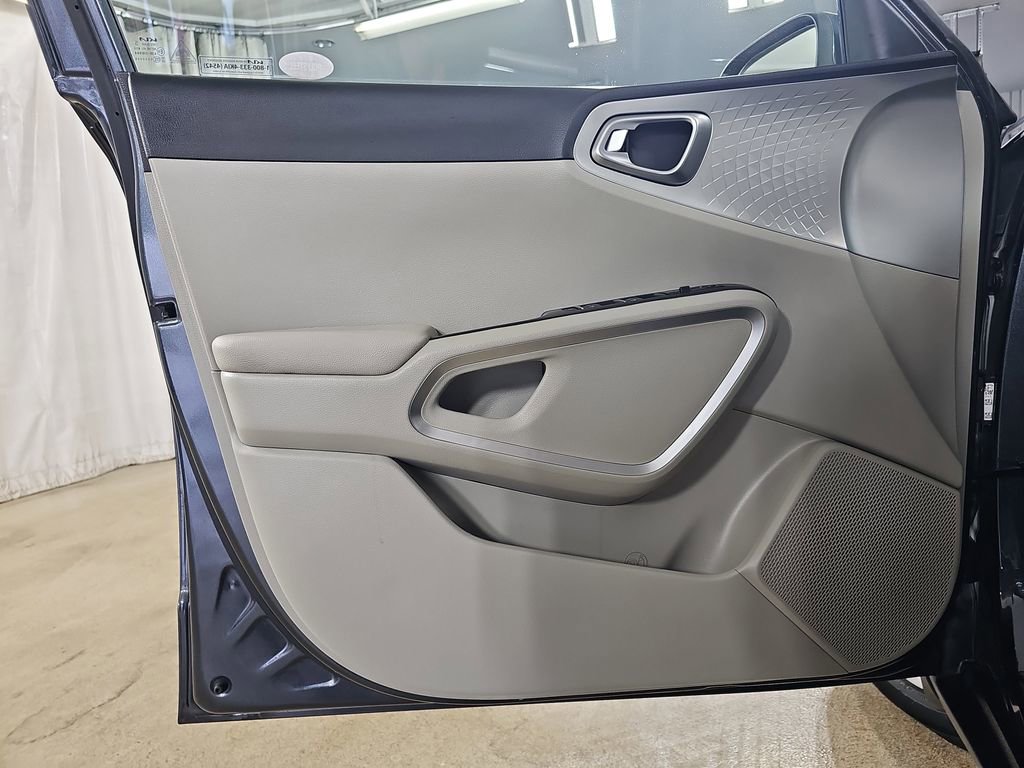 Used 2023 Kia Soul LX image 31