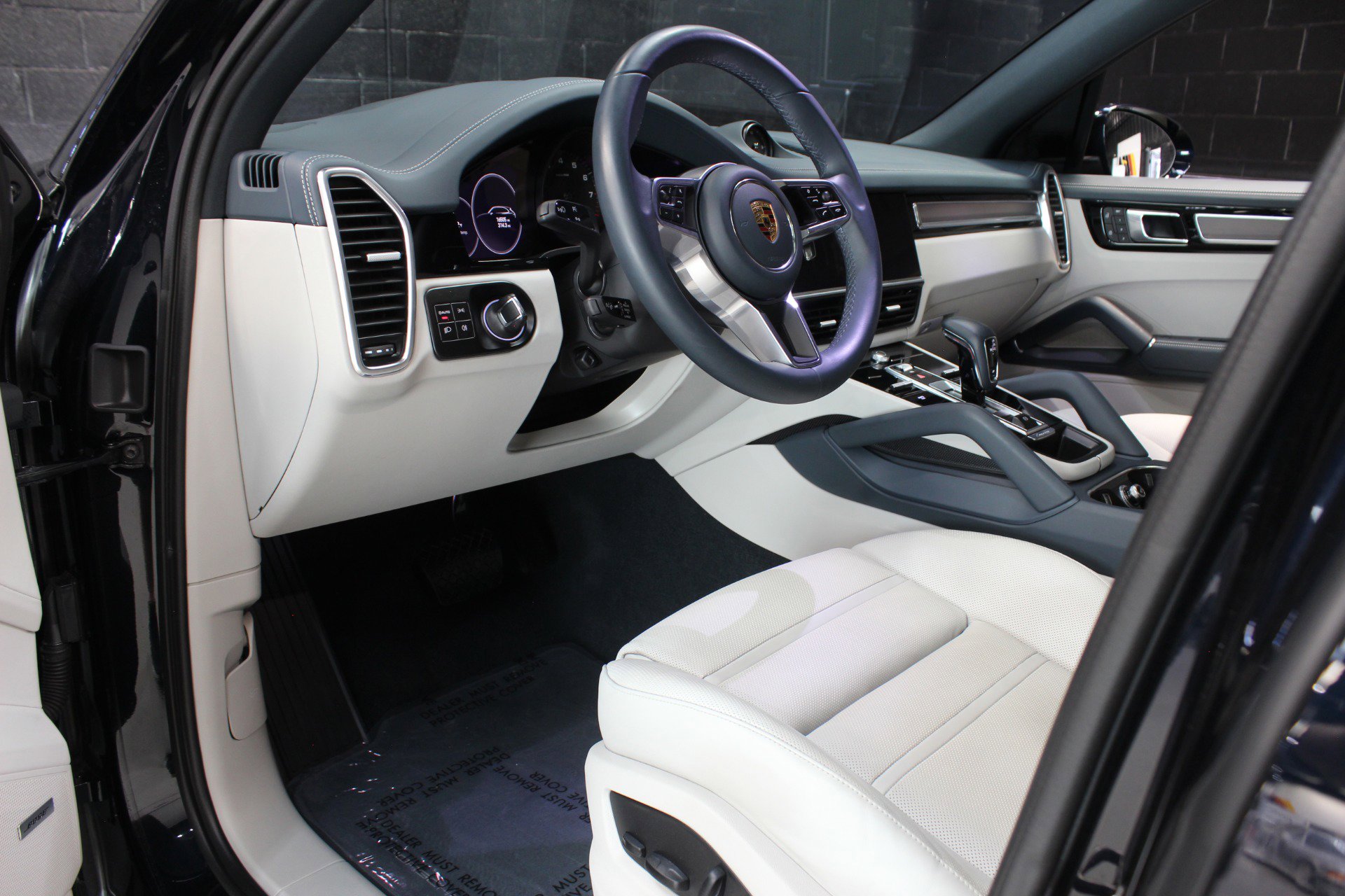 Used 2023 Porsche Cayenne Platinum Edition image 30