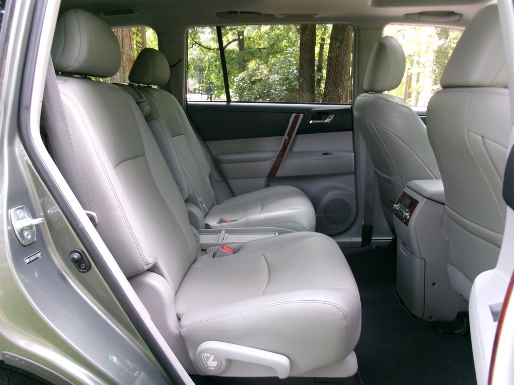 Used 2012 Toyota Highlander Limited w/ Tow Pkg FWD image 23
