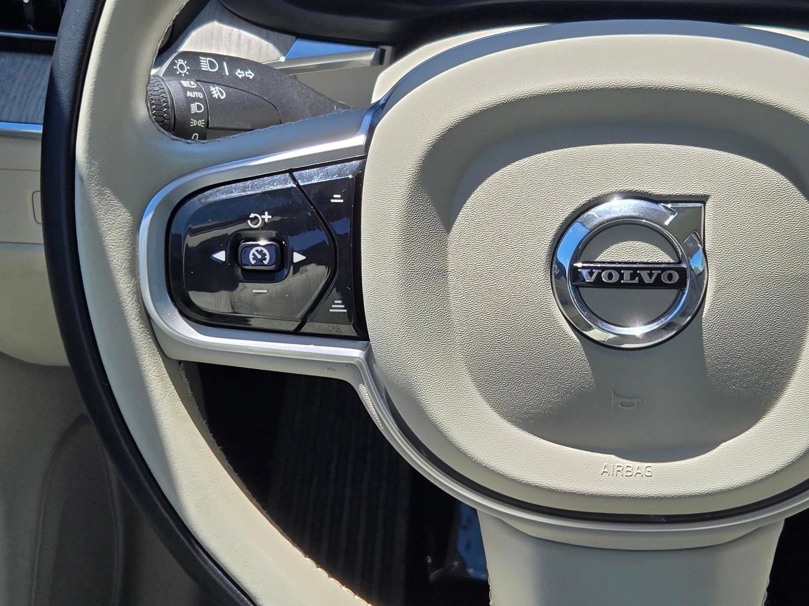Used 2023 Volvo XC60 B5 Ultimate w/ Climate Package FWD image 16