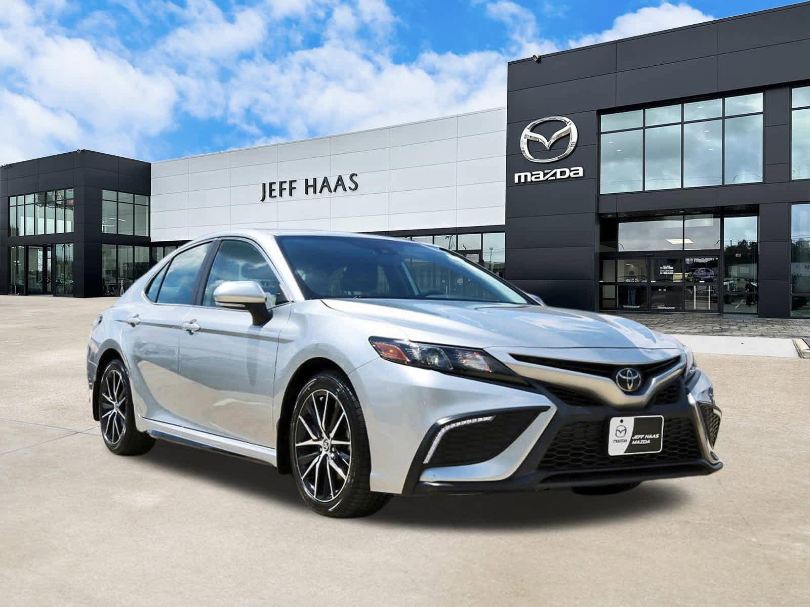 Used 2023 Toyota Camry SE image 4