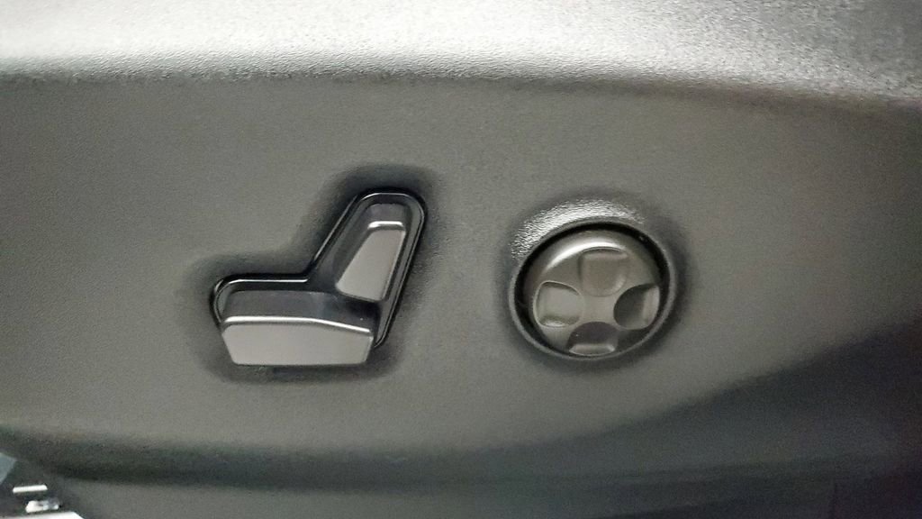 Used 2025 Chrysler Voyager LX image 20