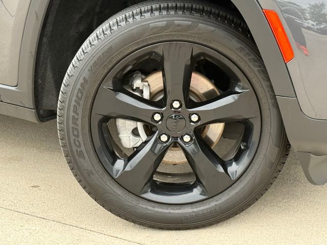 Used 2024 Jeep Grand Cherokee Limited w/ Black Appearance Package AWD/4WD image 2