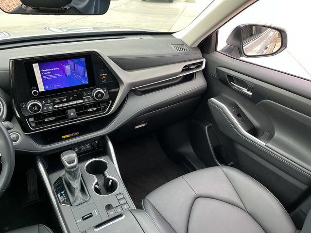 Used 2025 Toyota Highlander XLE FWD image 10