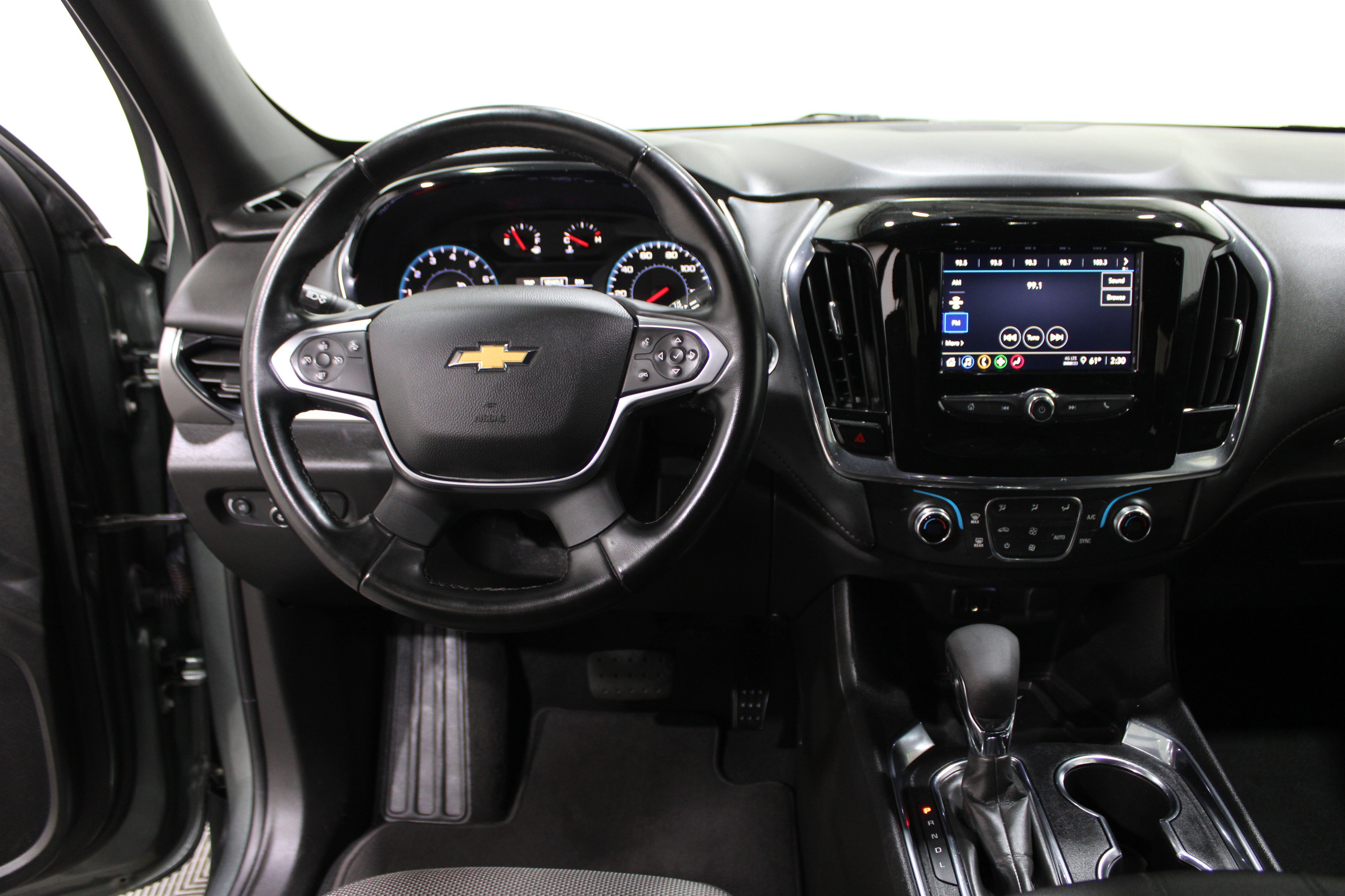 Used 2023 Chevrolet Traverse LT image 2