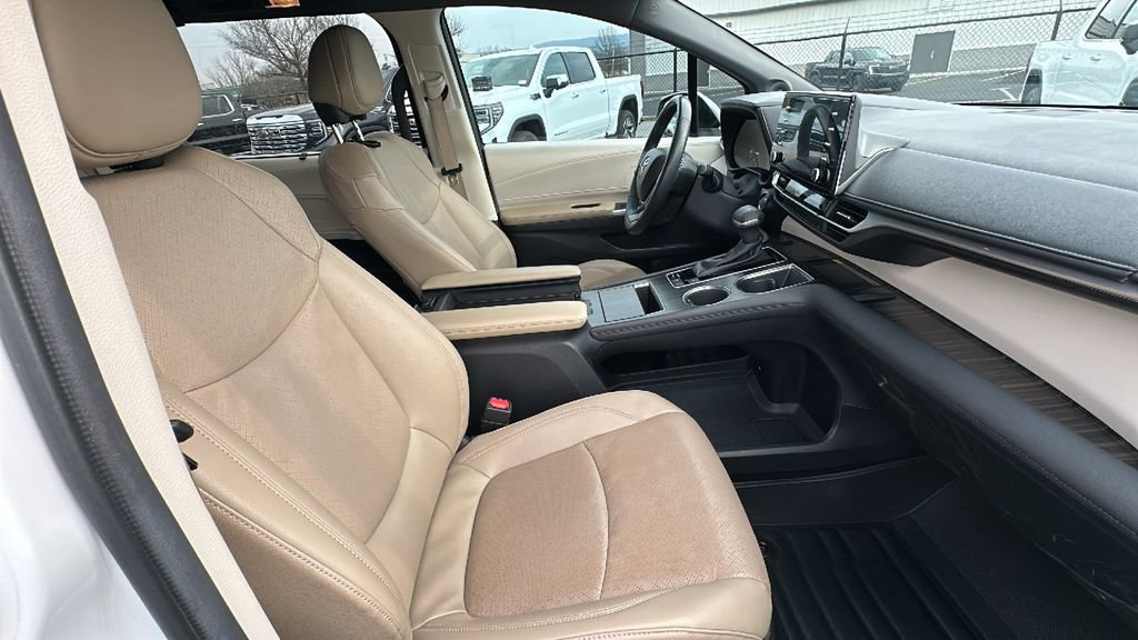 Used 2024 Toyota Sienna Limited image 15