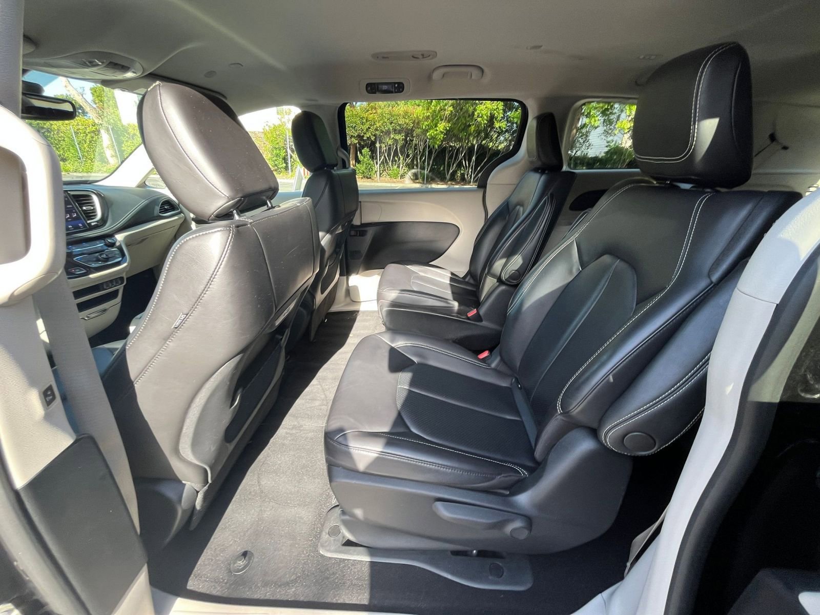 Used 2023 Chrysler Pacifica Touring-L FWD image 27