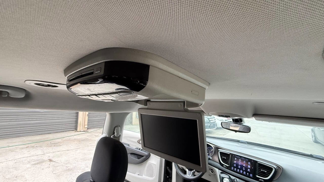 Used 2017 Chrysler Pacifica Touring FWD image 59