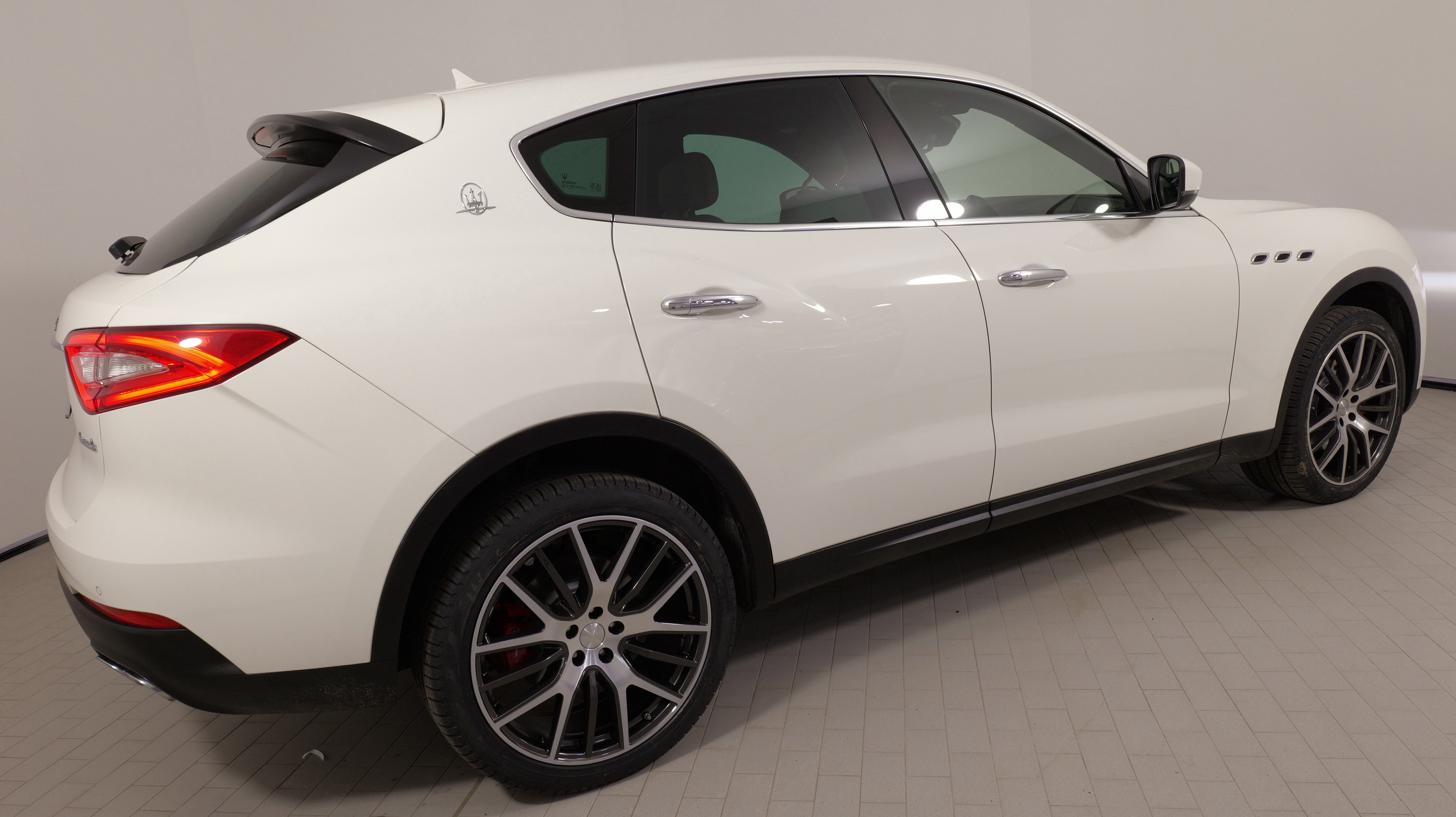 Used 2018 Maserati Levante image 10