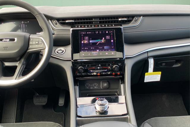 New 2025 Jeep Grand Cherokee Altitude image 23